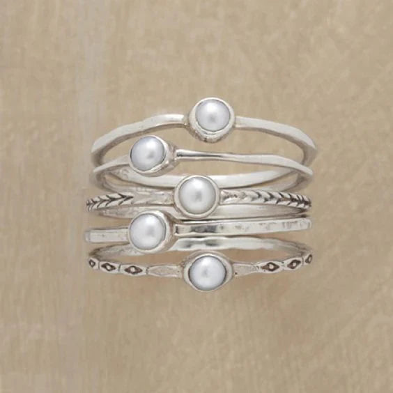 Stapelbares Ringset mit Perle
