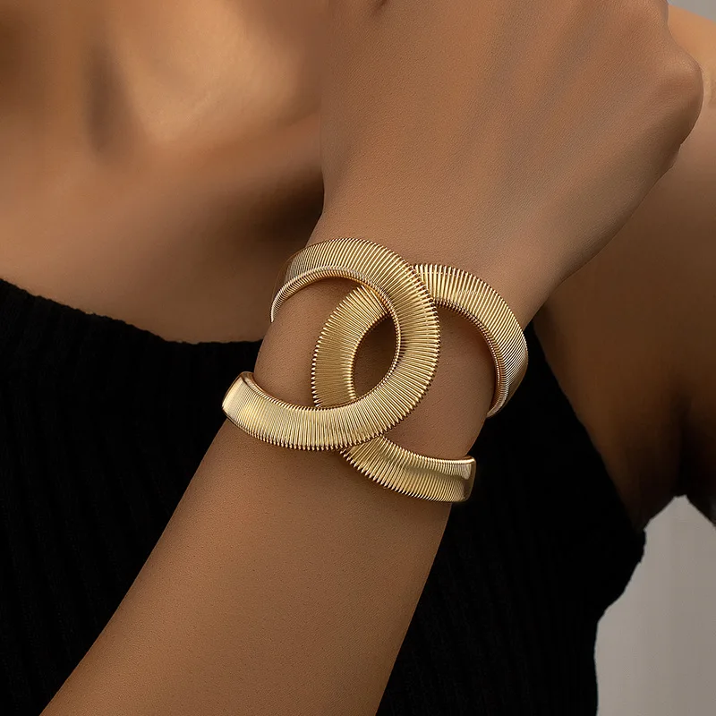 Statement Doppel-C Armreif mit Rillenstruktur und elegantem Design
