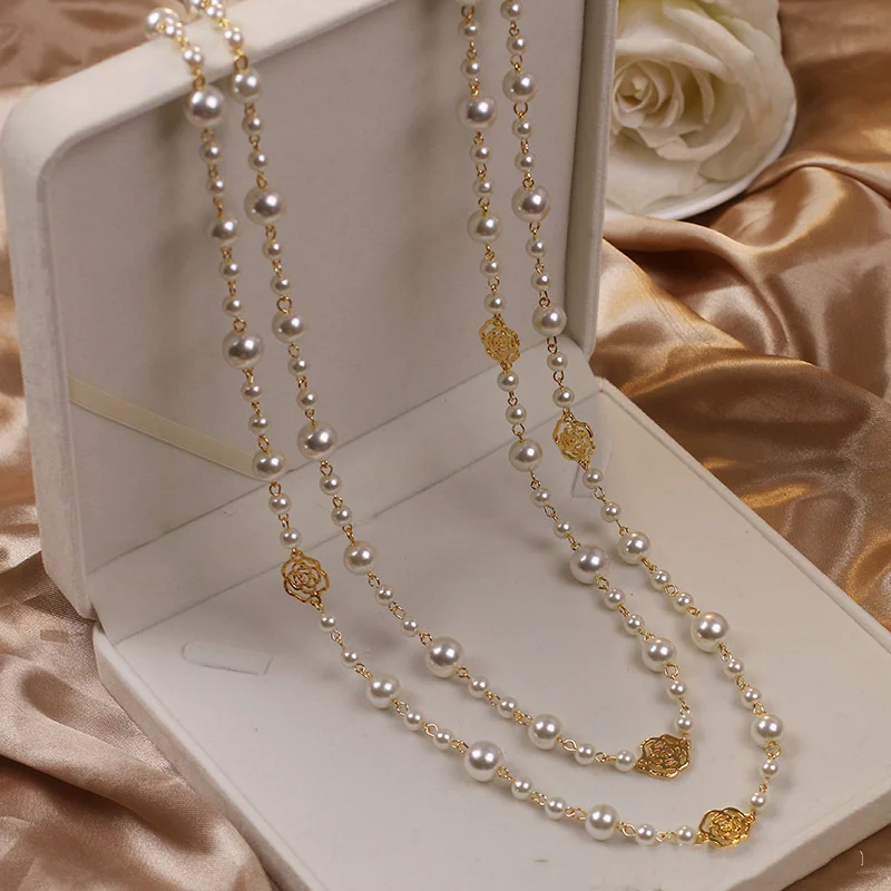 Elegante zweireihige Perlenkette mit zarten Rosendetails