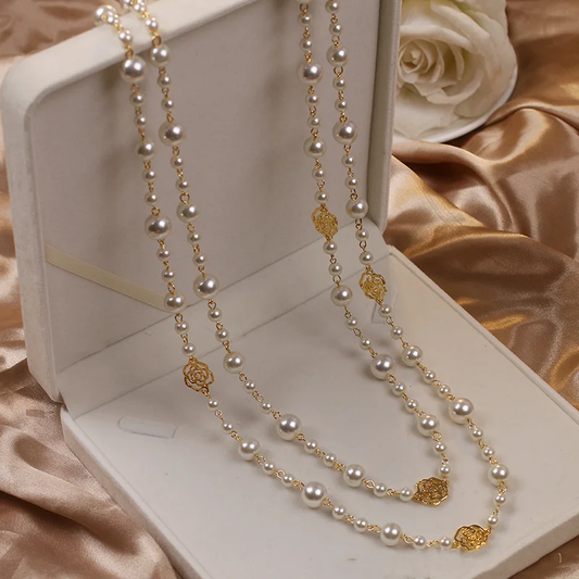 Elegante zweireihige Perlenkette mit zarten Rosendetails