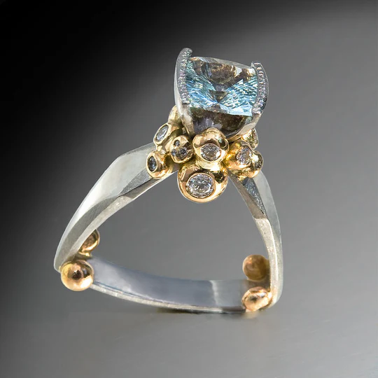 Ring mit blauem Stein