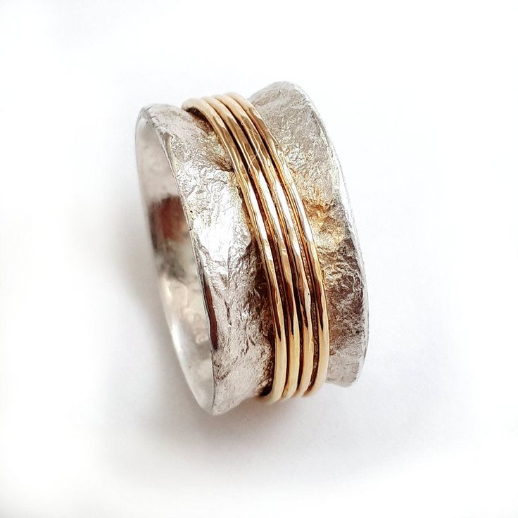 Ethnischer Ring mit pfauenfarbenen Steinen