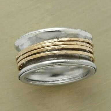 Ethnischer Ring mit pfauenfarbenen Steinen