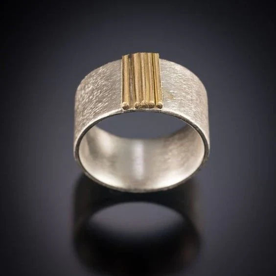 Vintage-Edelstahlring mit goldenen Details