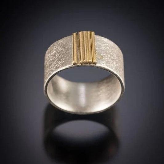 Vintage-Edelstahlring mit goldenen Details