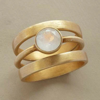 Goldener Vintage-Ring mit Mondstein-Inlay