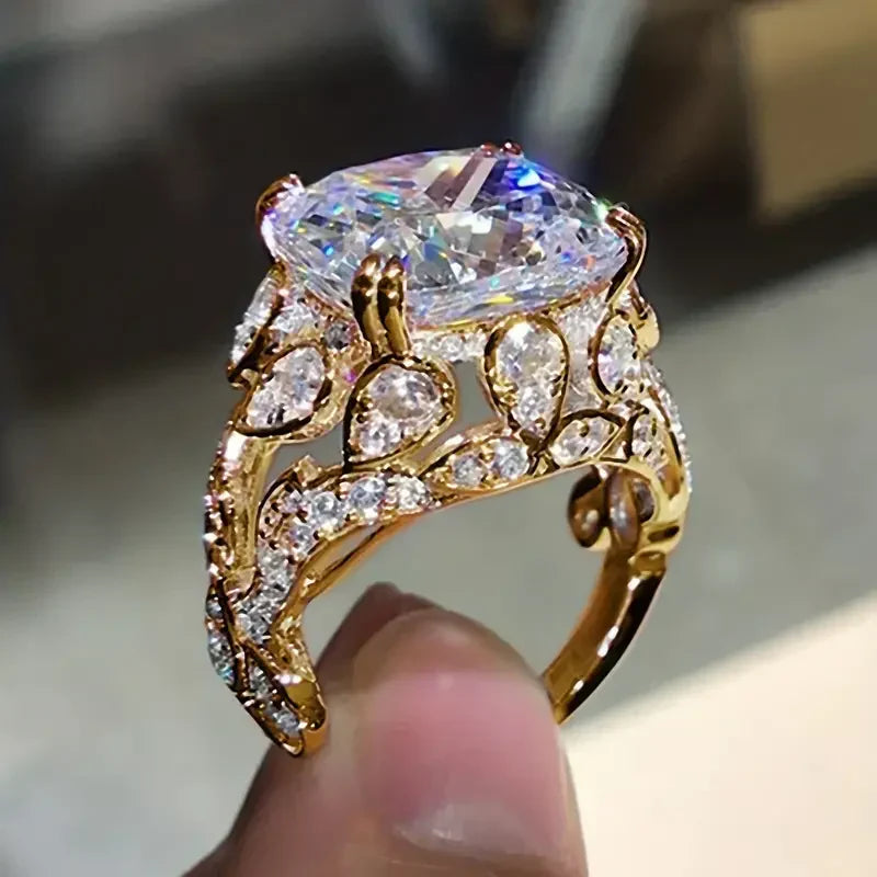 Luxuriöser Vintage-Ring mit glänzendem Mittelstein