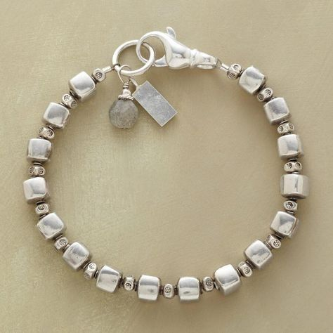 Mattiertes Würfel-Armband mit funkelndem Labradorit-Anhänger