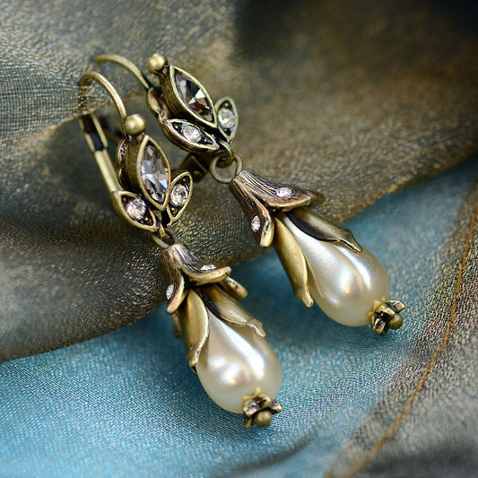 Vintage-Blumenohrringe mit Perlen und Kristallen für besondere Anlässe