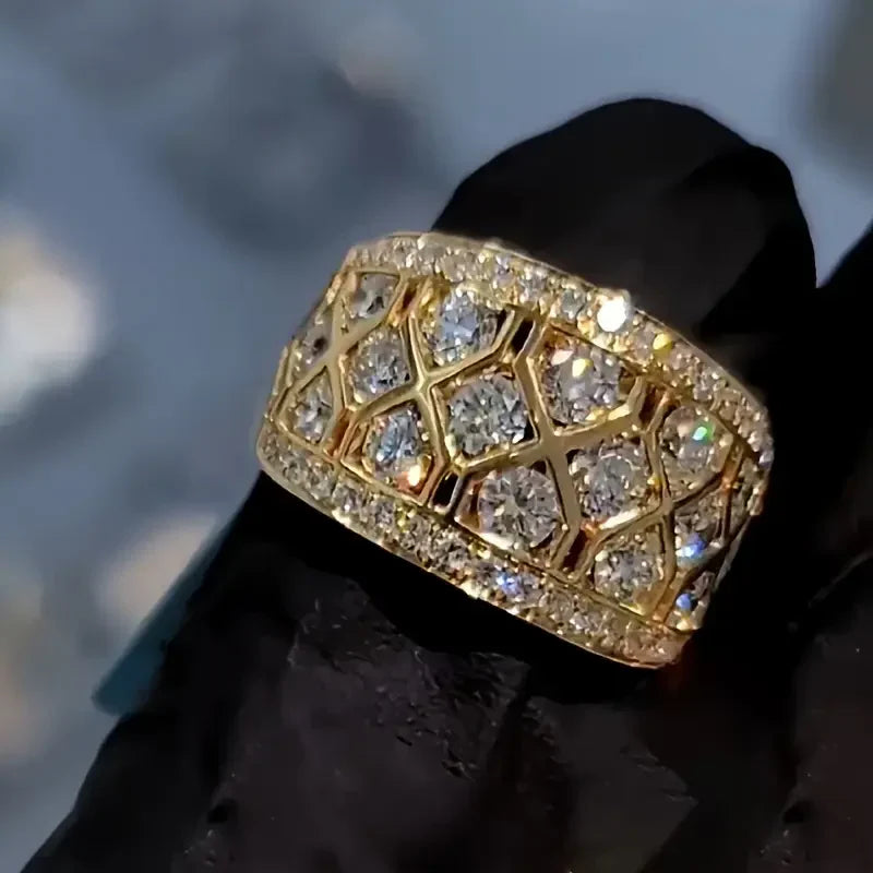 Eleganter Ring mit geometrischem Mesh-Design