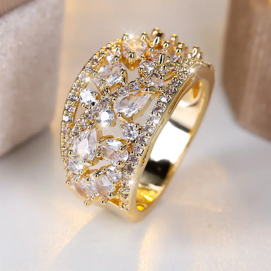 Durchbrochener Ring mit weißen Kristallen