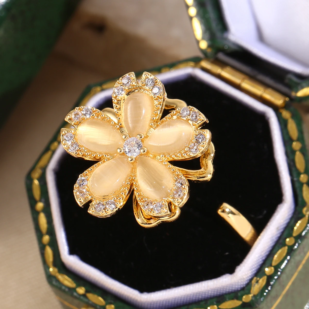 Ring mit einem goldenen Gänseblümchen