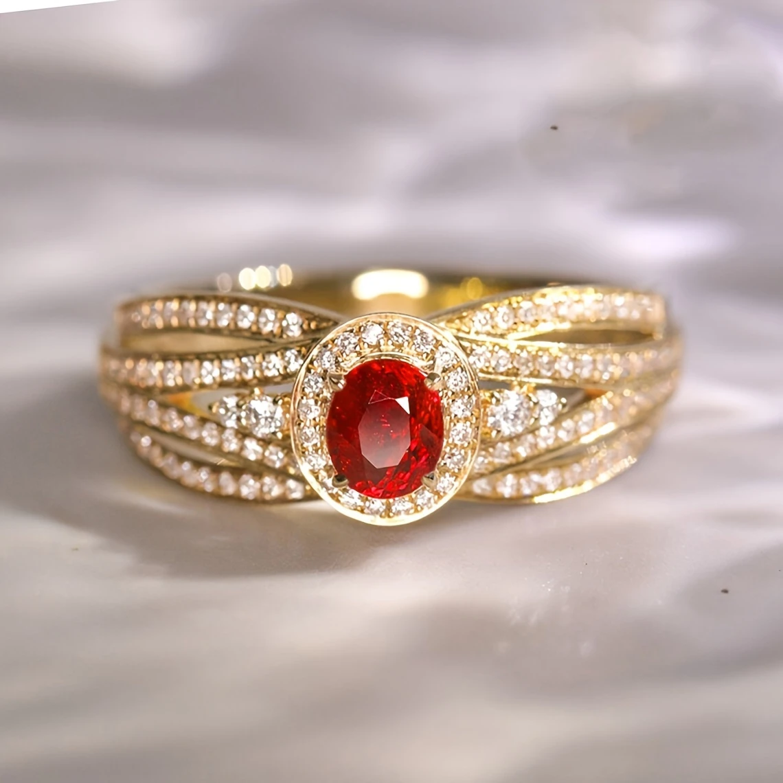 Goldring in Schichten mit rotem Glanz