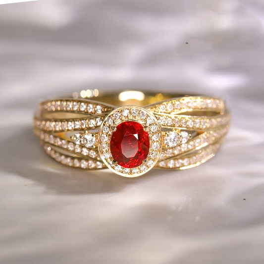 Goldring in Schichten mit rotem Glanz