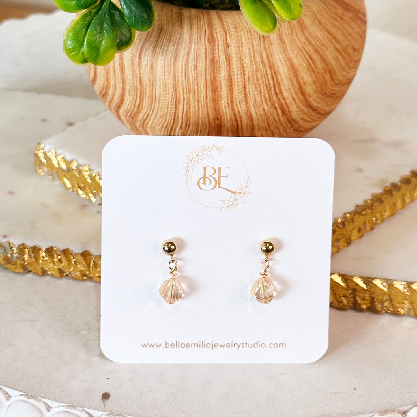 Elegante Ohrstecker mit facettierten Champagner-Kristallen und Tropfen-Design
