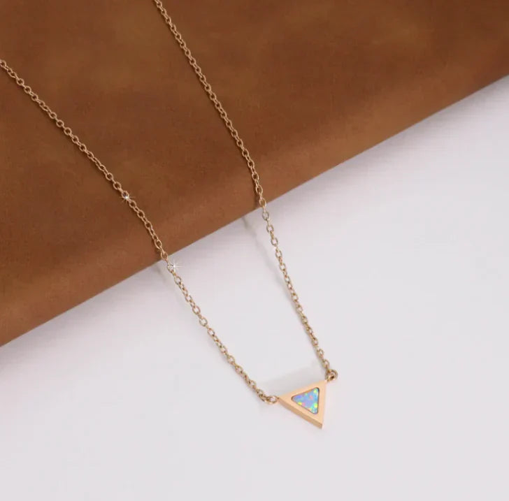 Zarte Opal-Dreieckskette mit schimmerndem Stein für minimalistischen Stil