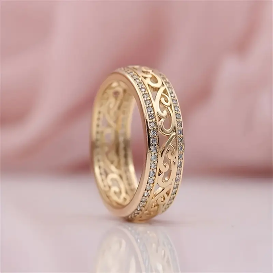 Durchbrochener Ring mit goldfarbenem Glanz