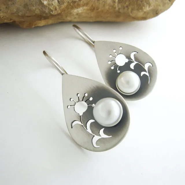 Zarte Perlen-Ohrringe im floralen Cut-out-Design