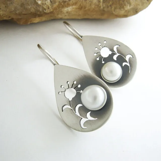 Zarte Perlen-Ohrringe im floralen Cut-out-Design