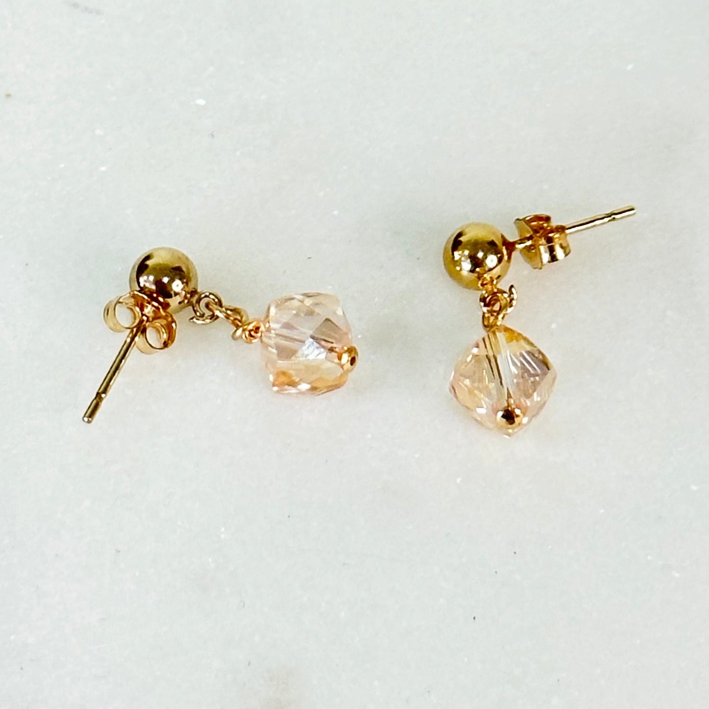 Elegante Ohrstecker mit facettierten Champagner-Kristallen und Tropfen-Design