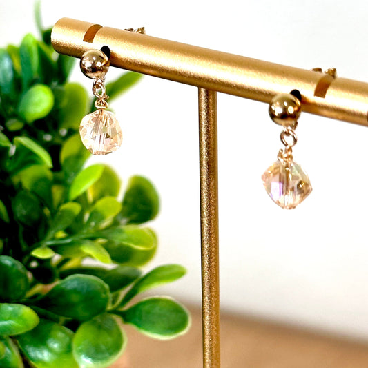 Elegante Ohrstecker mit facettierten Champagner-Kristallen und Tropfen-Design