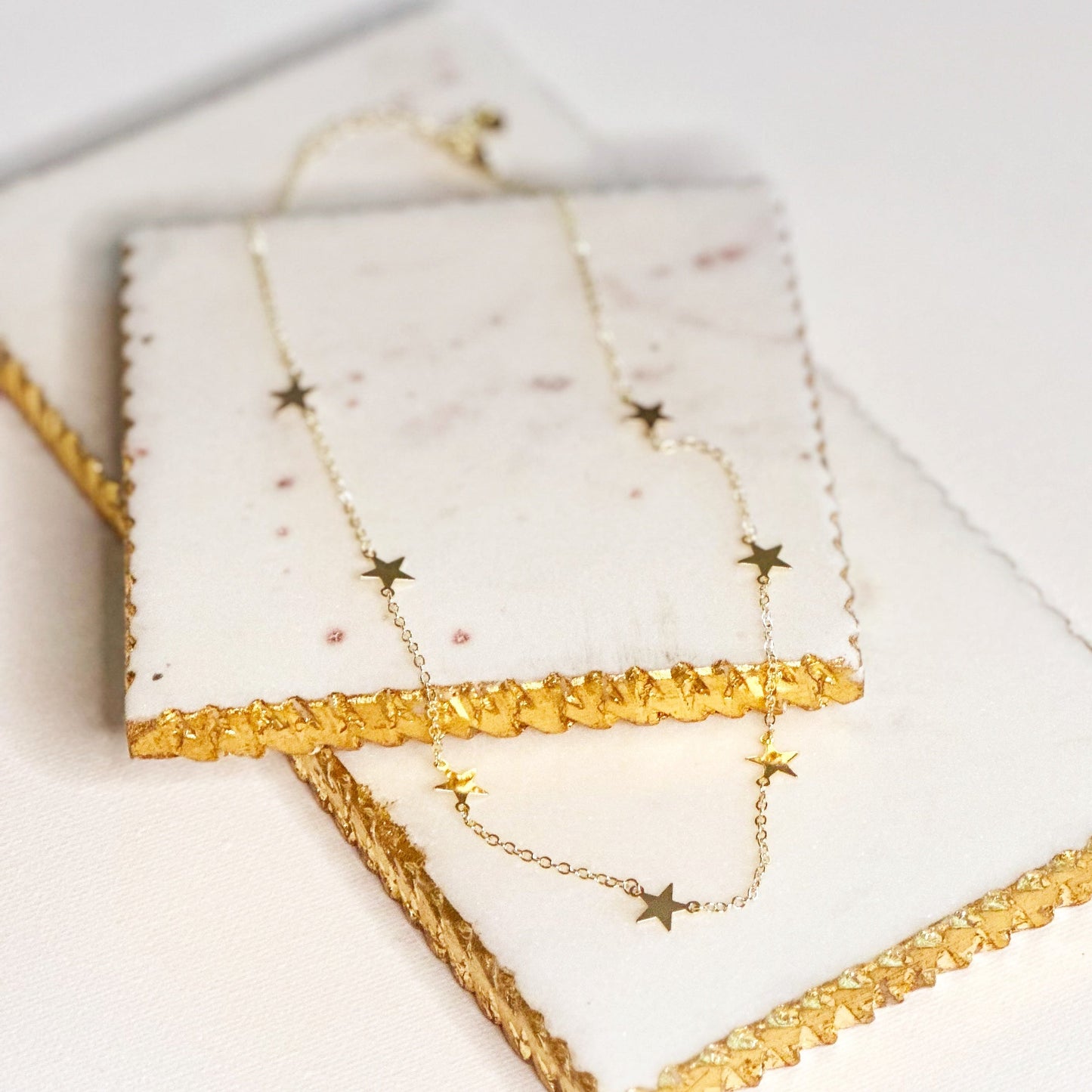 Zarte Sternen-Halskette mit filigraner Kette für einen himmlischen Look