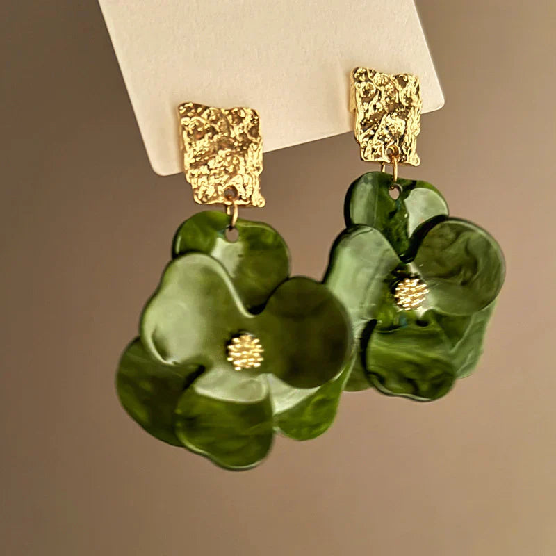 Vintage Grüne Blumenohrringe mit Strukturiertem Metall-Detail