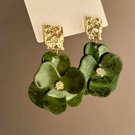 Vintage Grüne Blumenohrringe mit Strukturiertem Metall-Detail