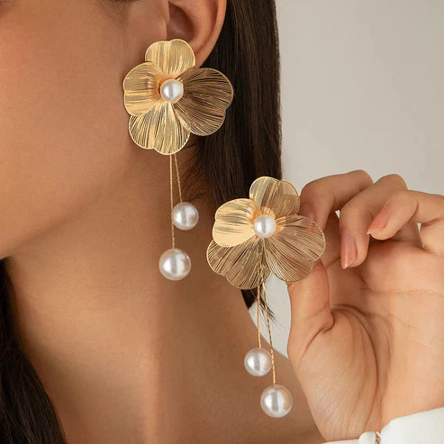 Elegante Blumen Ohrhänger mit schimmernden Perlen