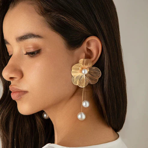 Elegante Blumen Ohrhänger mit schimmernden Perlen