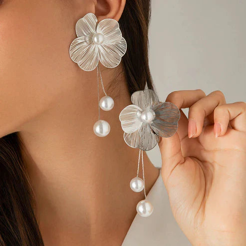 Elegante Blumen Ohrhänger mit schimmernden Perlen