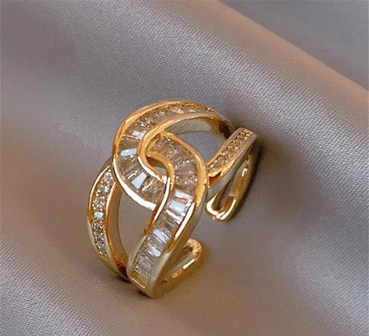 Eleganter Ring mit Knoten