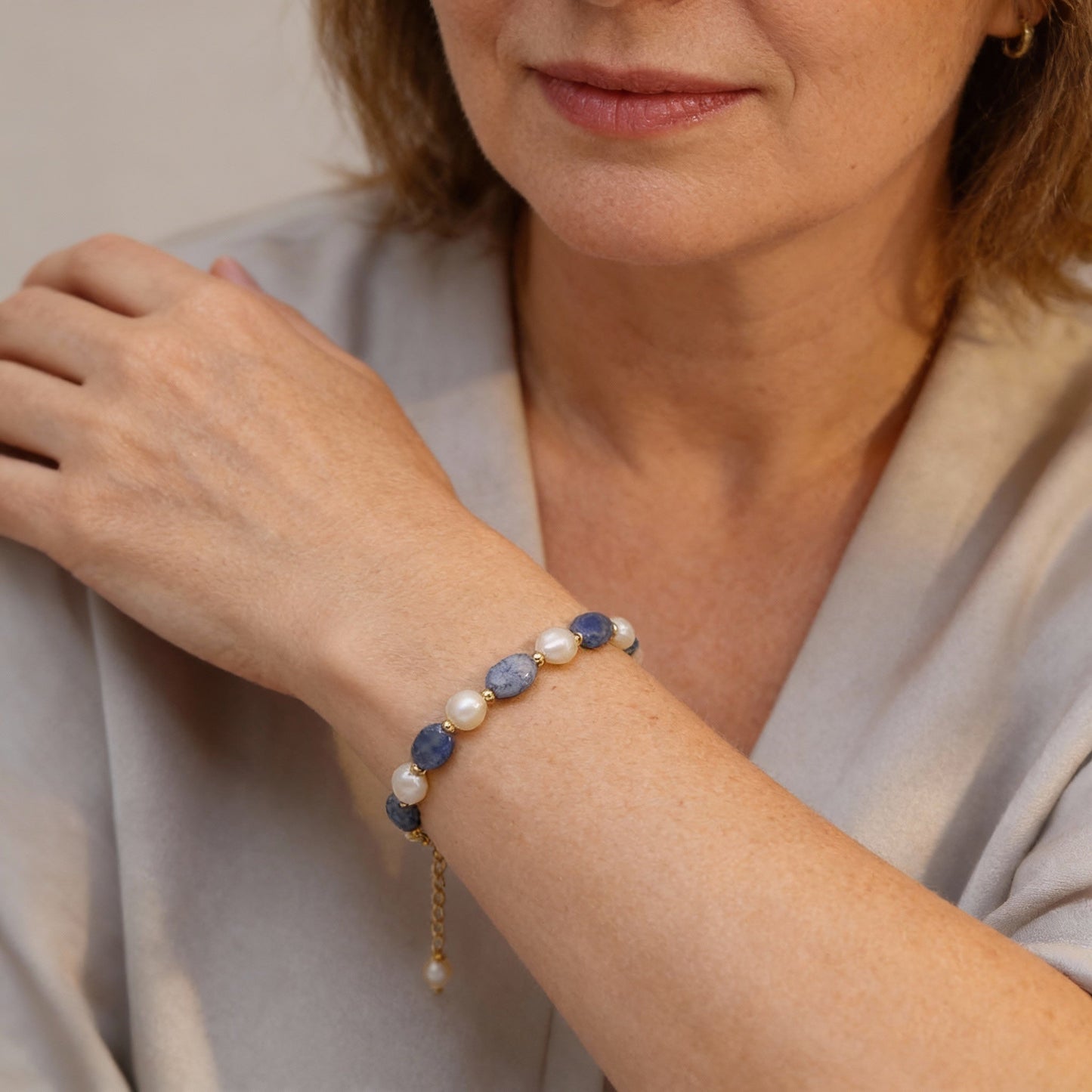 Eleganter Armband mit Süßwasserperlen und Sodalith-Edelsteinen