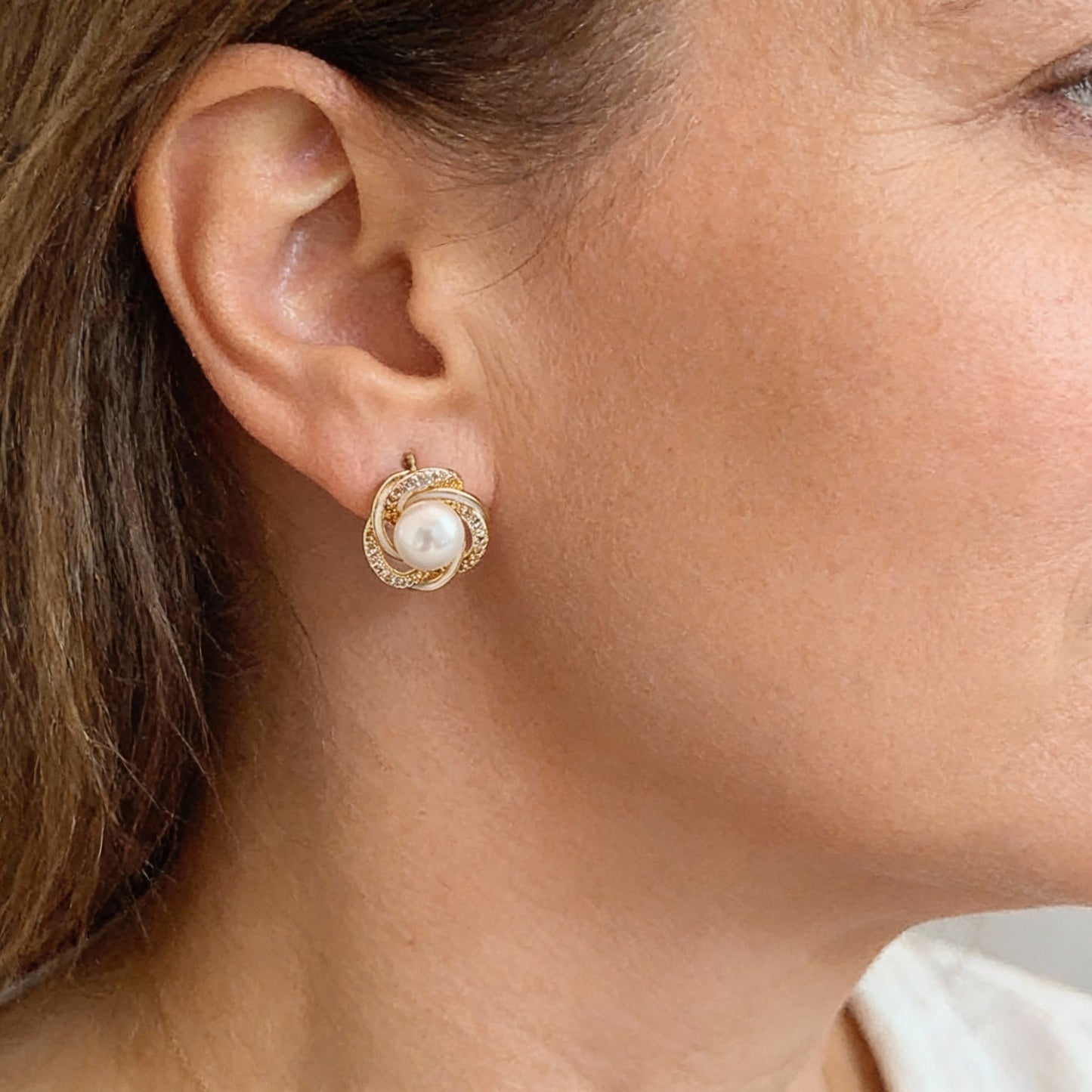 Elegante Perlenohrringe mit Strasssteinen in floralem Spiraldesign