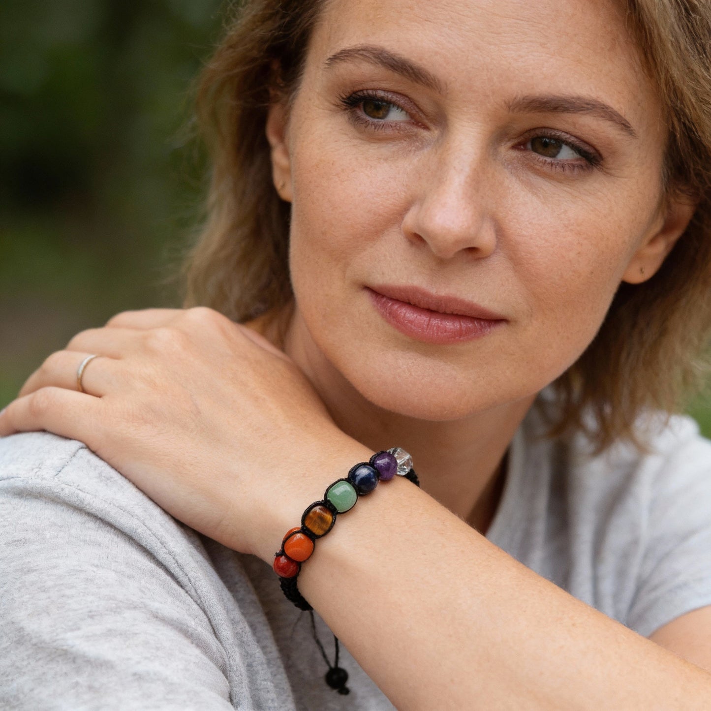 Handgefertigtes Chakra-Armband aus Natursteinen und verstellbarem Makramee-Band