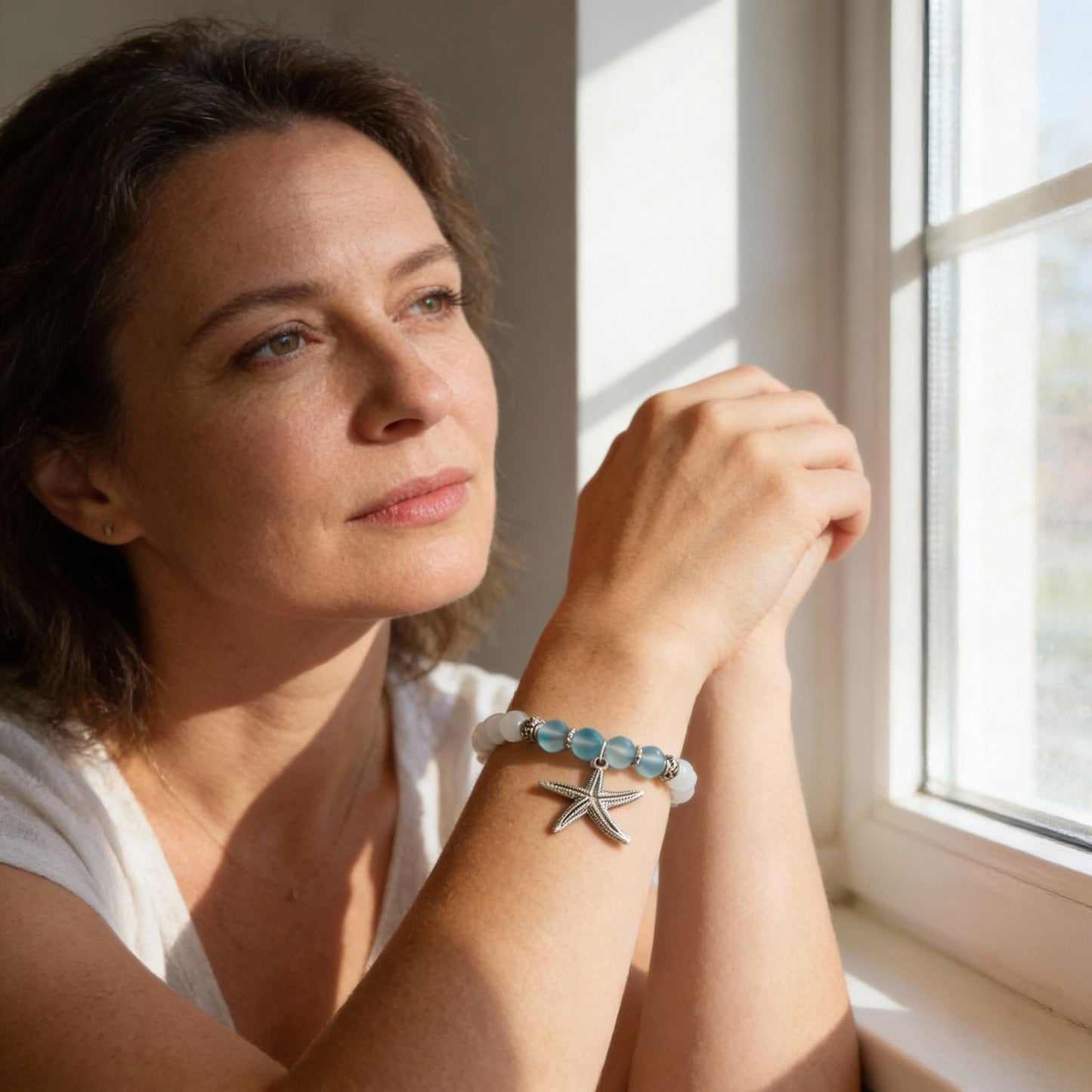 Maritimes Armband mit Seestern-Anhänger und blauen Glasperlen