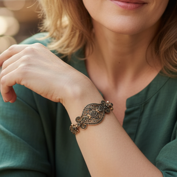 Antikes Armband mit filigranen Ornamenten und schwarzen Kristallen