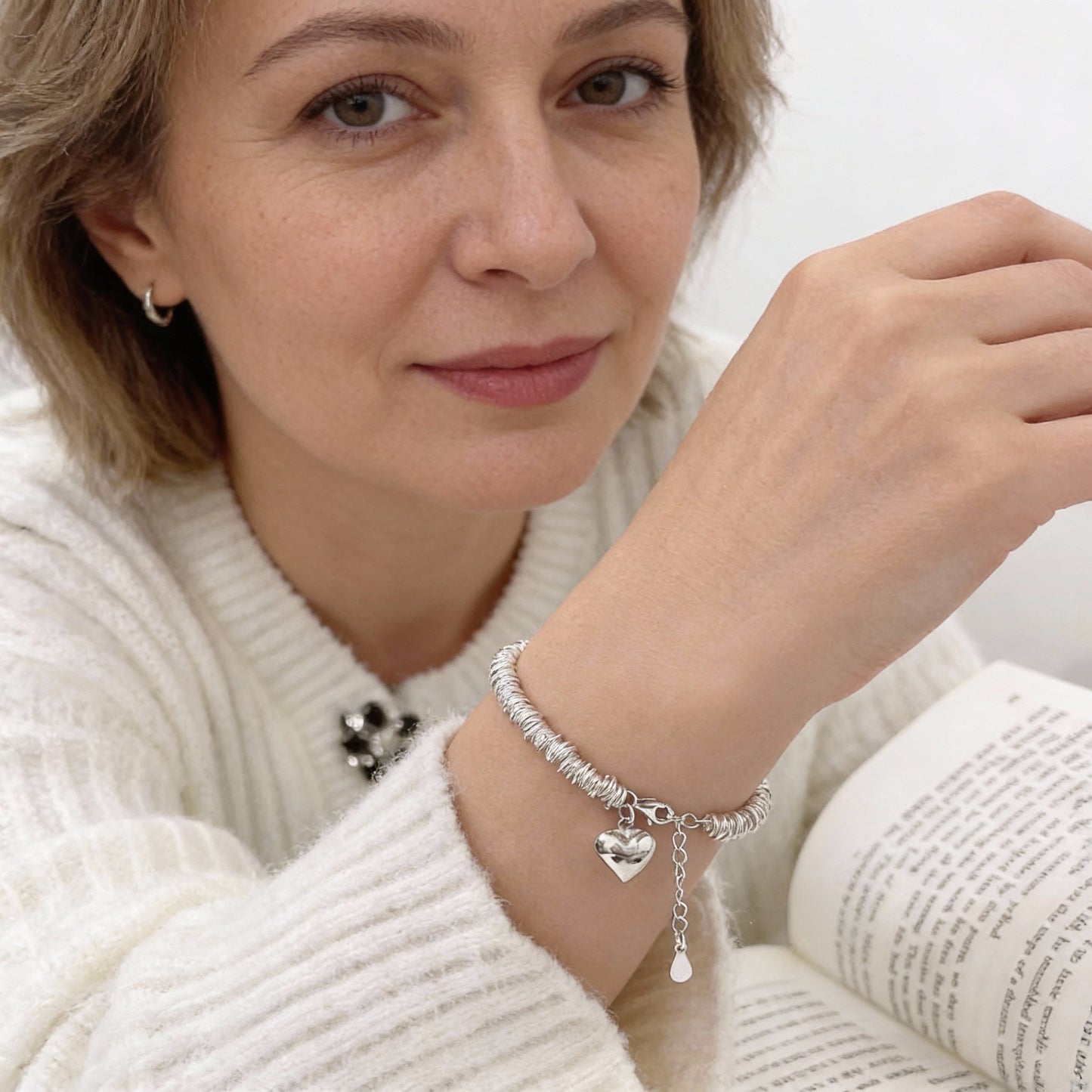 Elegantes Armband mit Herz-Anhänger und Spiralfeder-Design