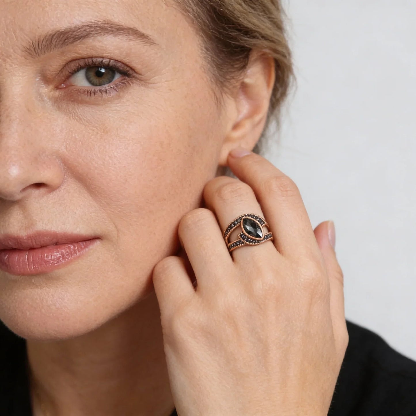 Eleganter Vintage Ring mit schwarzem Kristall und Zirkonia