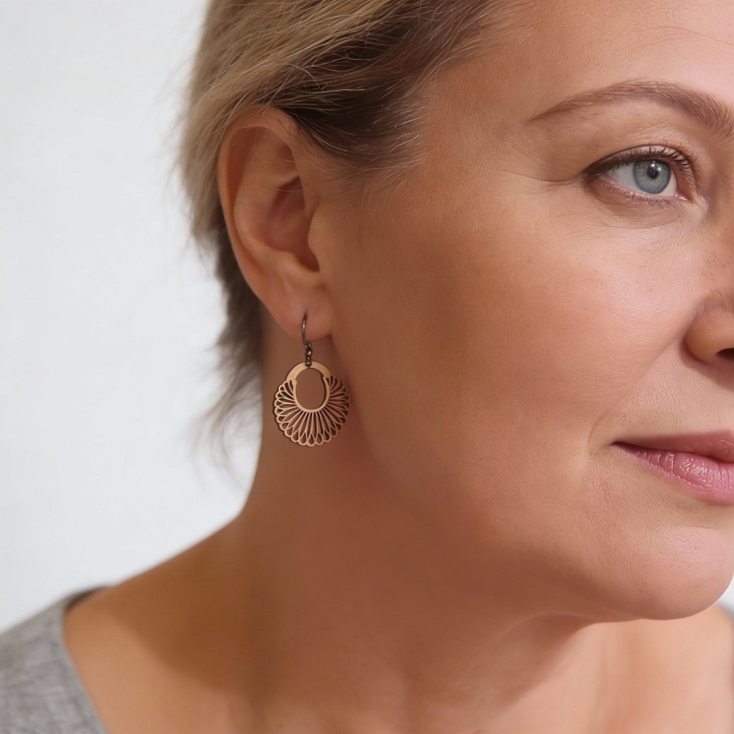 Filigrane Mandala Holzohrringe für Damen mit Bronzefarbenen Haken