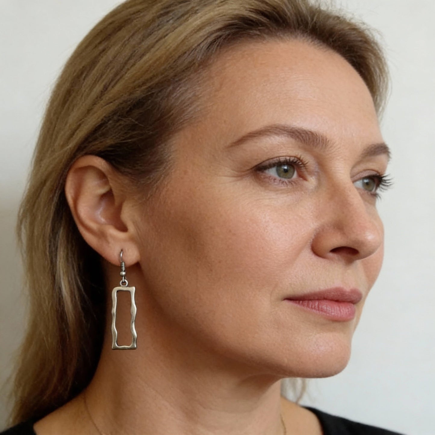 Moderne geometrische Ohrringe mit antikem Finish im Boho-Look