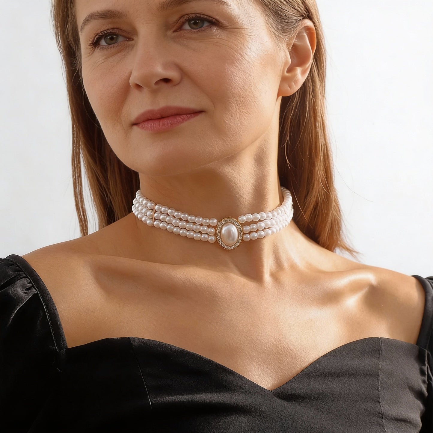 Eleganter dreireihiger Perlen-Choker mit ovalem Strass-Anhänger