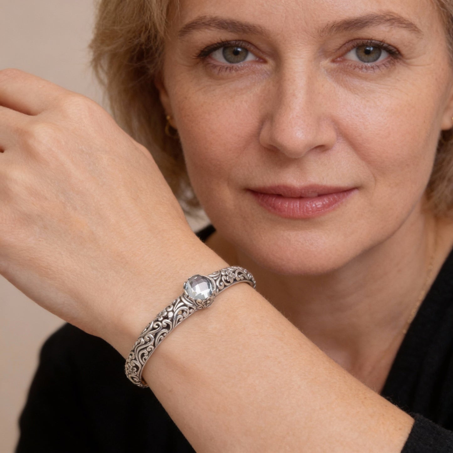 Verspieltes Ranken Armband mit Blautopas und floralen Ornamenten