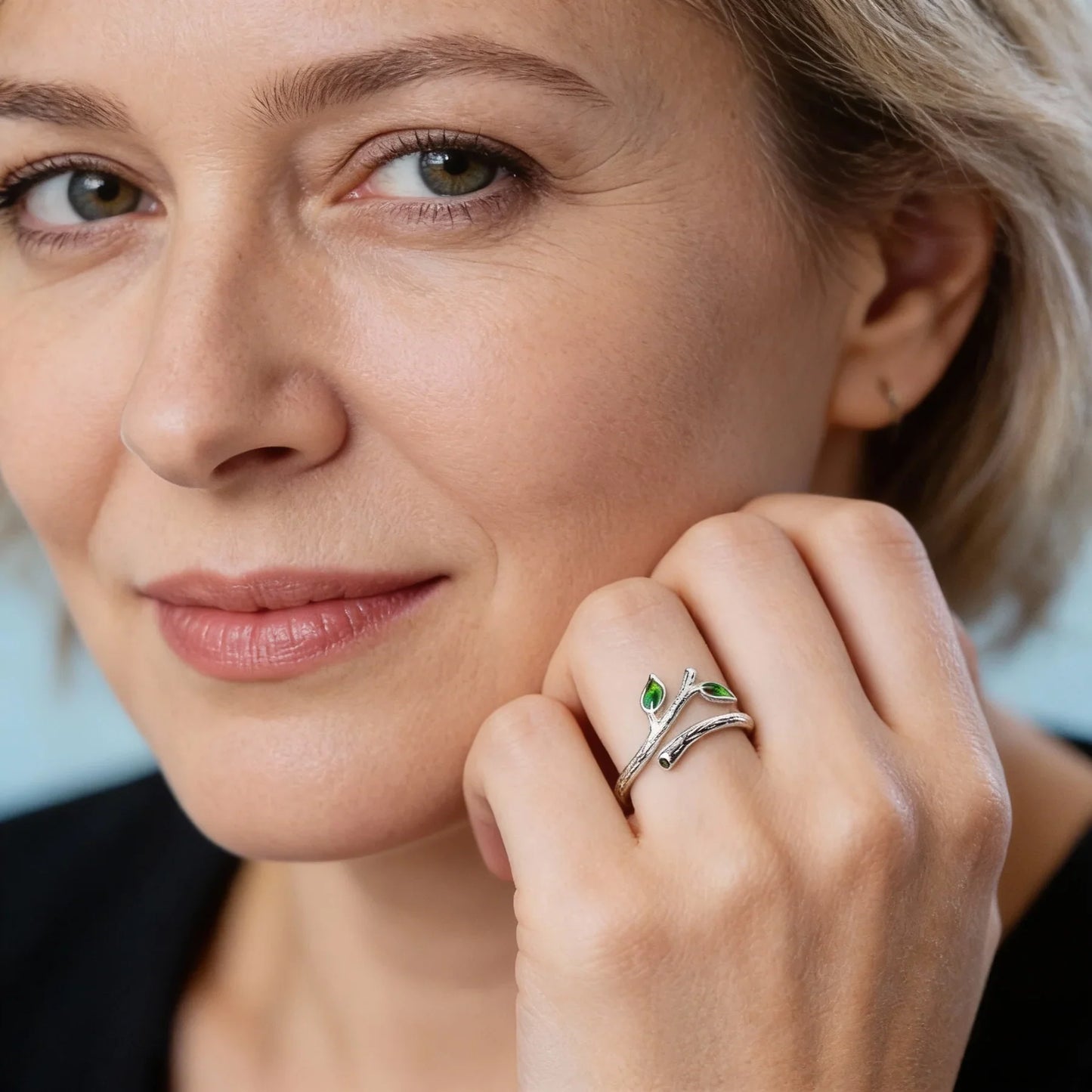Silberfarbener Ring in Form eines Astes
