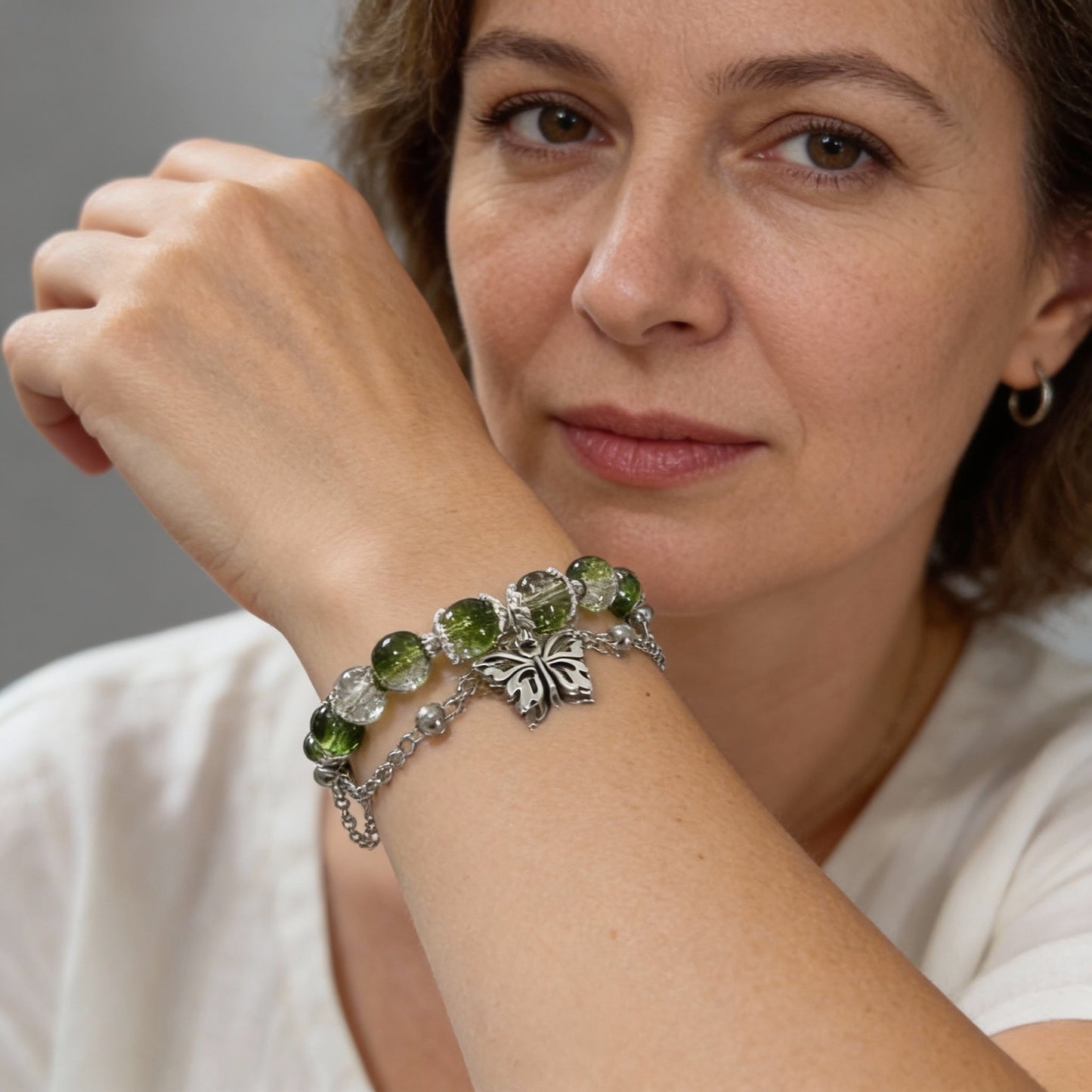 Funkelndes Perlenarmband mit grünem Quarz und Schmetterling-Anhänger