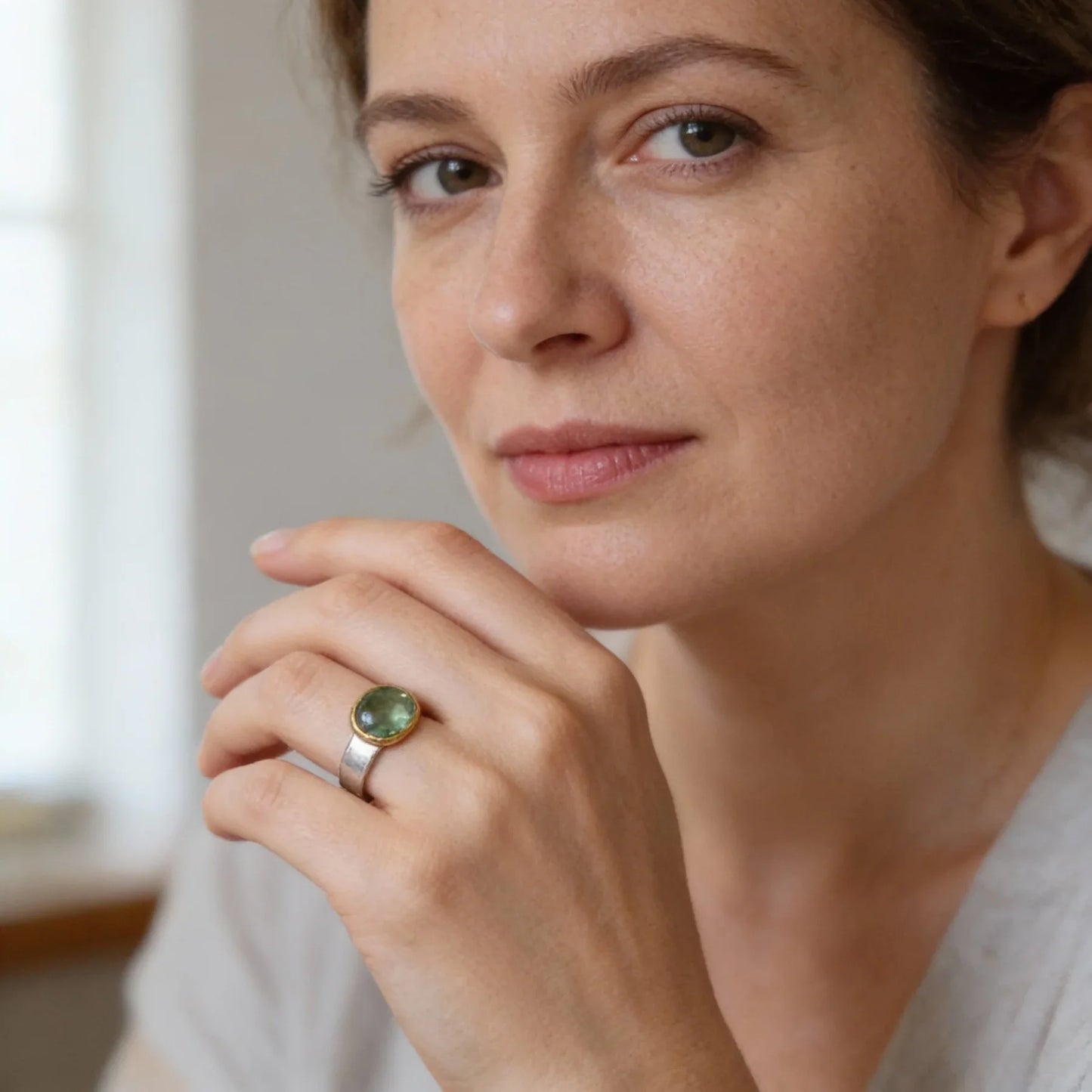 Grüner Vintage-Ring mit rundem Stein