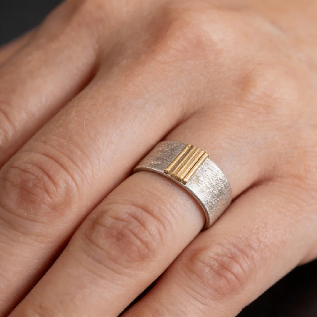 Vintage-Edelstahlring mit goldenen Details