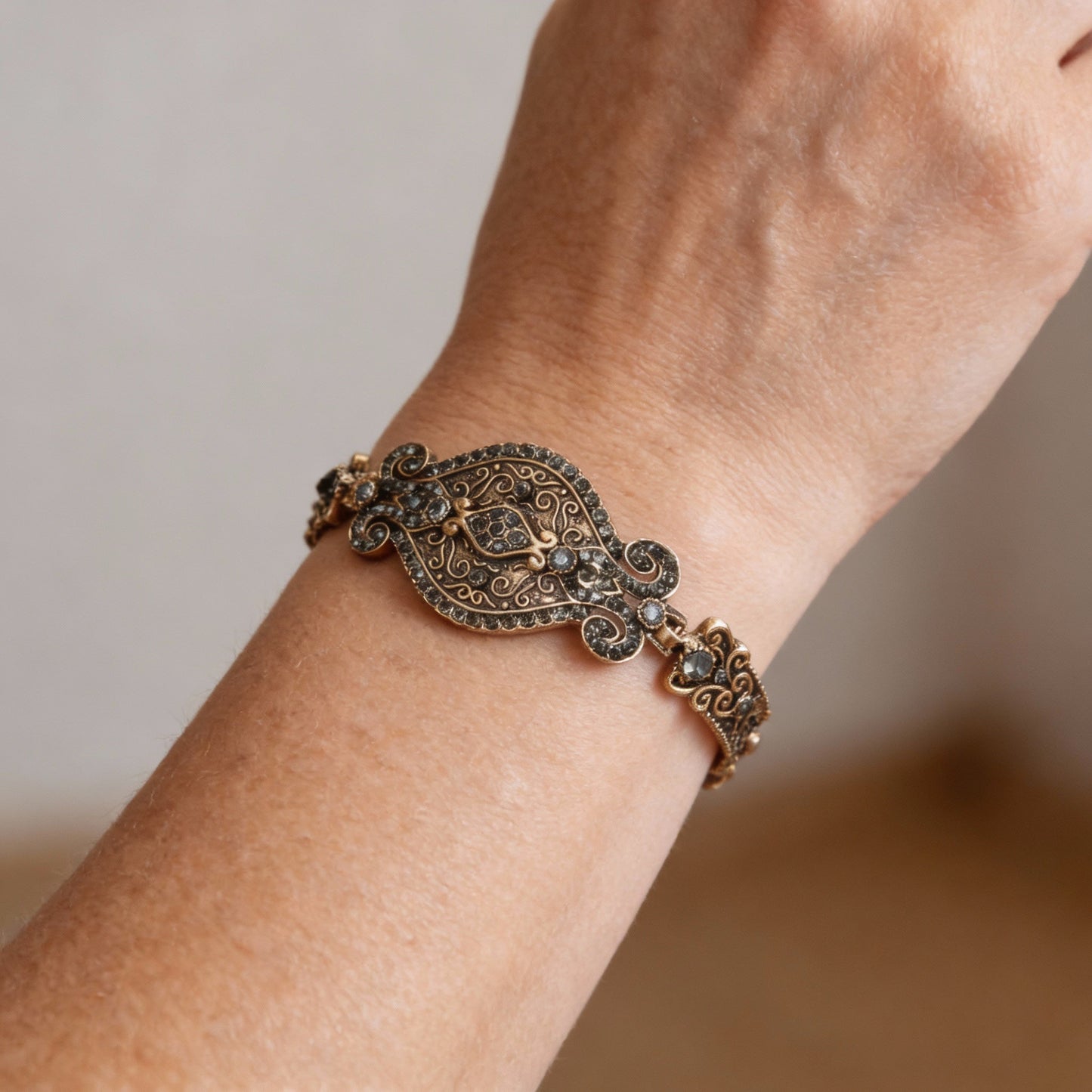 Antikes Armband mit filigranen Ornamenten und schwarzen Kristallen