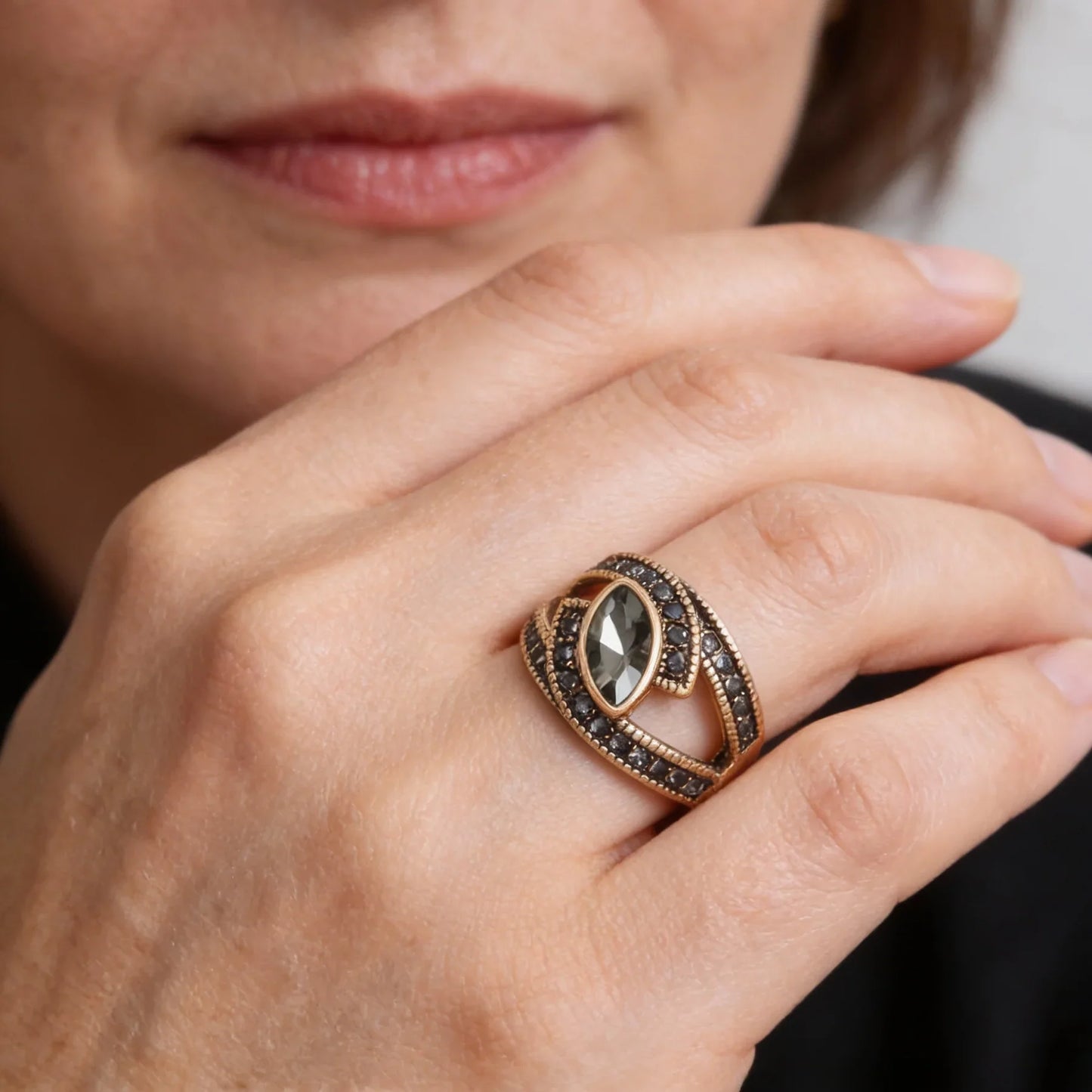 Eleganter Vintage Ring mit schwarzem Kristall und Zirkonia