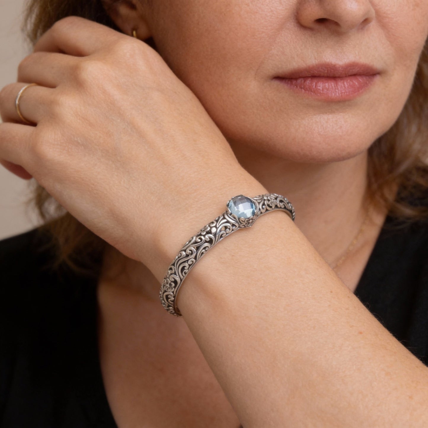 Verspieltes Ranken Armband mit Blautopas und floralen Ornamenten